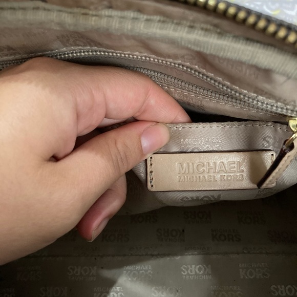 Authentic Michael Kors monogram small sized satchel - Picture 4 of 4